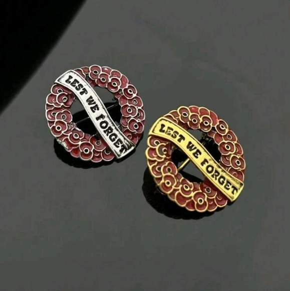Poppy wreath Pin / Remembrance Day Brooch 💮 - Picture 6 of 6